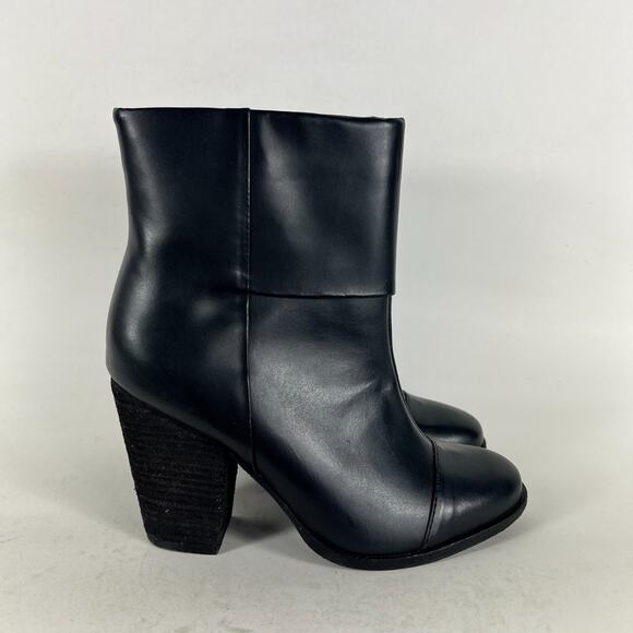 L.L. Bean Signature Ankle Boots Women's 6 Black Leather Side Zip 303152-OSCJ6 - Picture 2 of 10